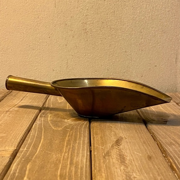 Small brass scooper - Picture 2 of 2